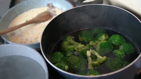 Broccoli cooking in the boiling water Stock Footage 161161924