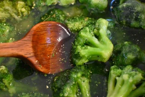 Broccoli cooking in water Stockfoto's