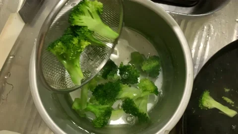 Broccoli Cooling in Ice Cold Water Vídeo Stock 132093032