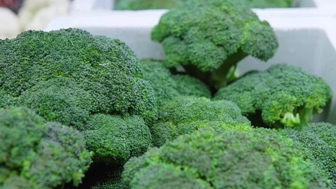 Broccoli on a counter in a supermarket. Video stock 125520944