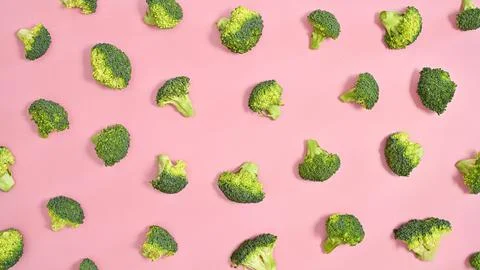 Broccoli creative pattern on pastel pink background. Healthy food vegetables  Foto stock