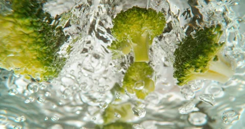 Broccoli falling in boiling water Vídeo Stock 311827345