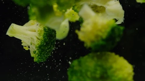 Broccoli falling in clear water. black background Stock-Footage 121350759