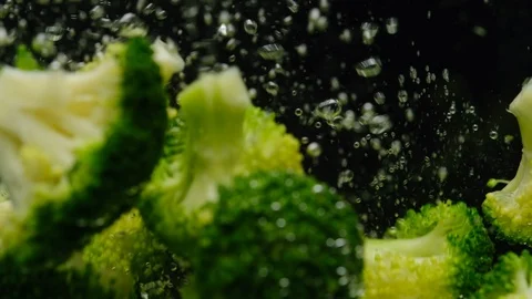 Broccoli falling in clear water 스톡 동영상 121351639