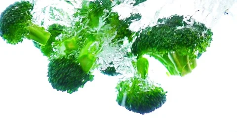 Broccoli falling into water in slow motion. Vídeos de archivo 63117014