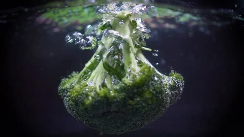 The broccoli falls into the water. Video stock 122979667