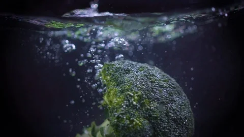 The broccoli falls into the water. Video stock 122979687