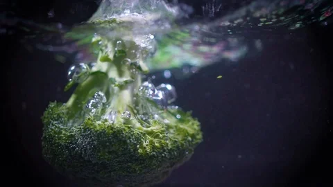The broccoli falls into the water. Video stock 122979689