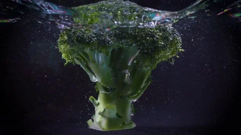 The broccoli falls into the water. Video stock 122982110
