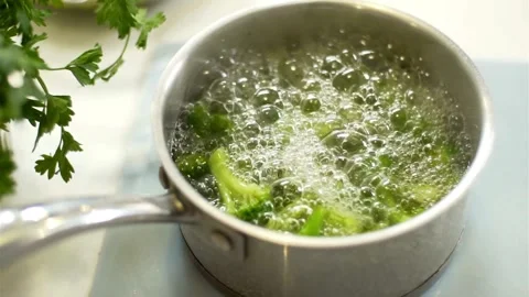 Broccoli florets boiling in a metal pot Video stock 333872972