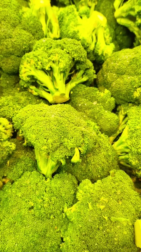 Broccoli florets cascading down, ready for a nutritious meal, vibrant green Video stock 318310817