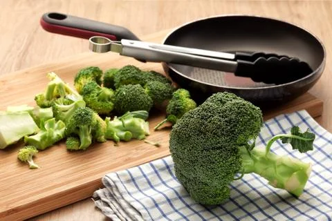 Broccoli on kitchen table Foto stock