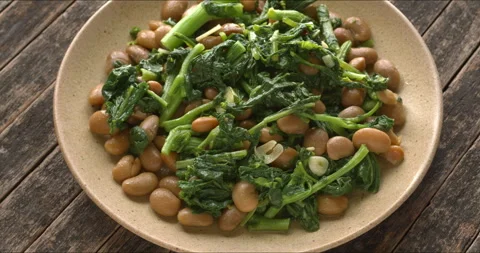 Broccoli rabe with beans. Vídeos de archivo 339107331