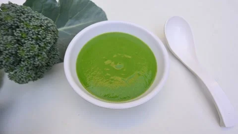 Broccoli soup on white background. Видео 333223712