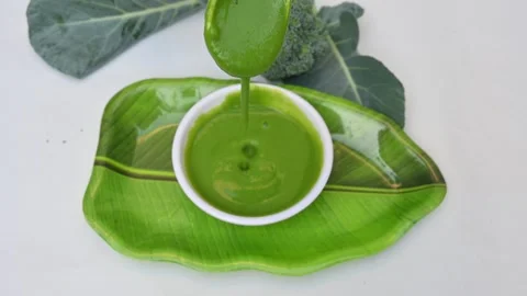 Broccoli soup on white background. Vídeos de archivo 333223736