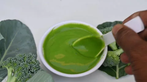 Broccoli soup on white background. Vídeos de archivo 333223744