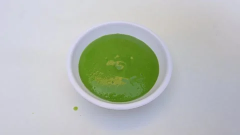 Broccoli soup on white background. Vídeos de archivo 333223778