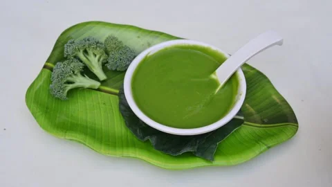 Broccoli soup on white background. Vídeos de archivo 333223785