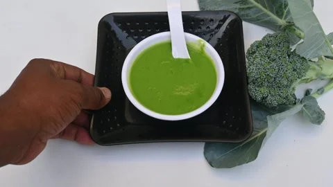 Broccoli soup on white background. Vídeos de archivo 333223794
