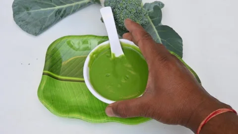 Broccoli soup on white background. Vídeos de archivo 333223825