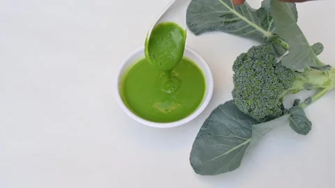 Broccoli soup on white background. Vídeos de archivo 333223856