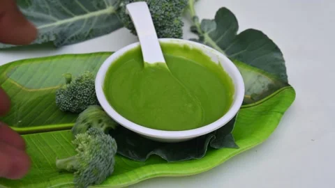 Broccoli soup on white background. Vídeos de archivo 333223858