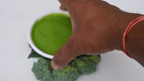 Broccoli soup on white background. Vídeos de archivo 333223861
