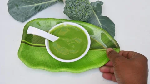 Broccoli soup on white background. Vídeos de archivo 333223870