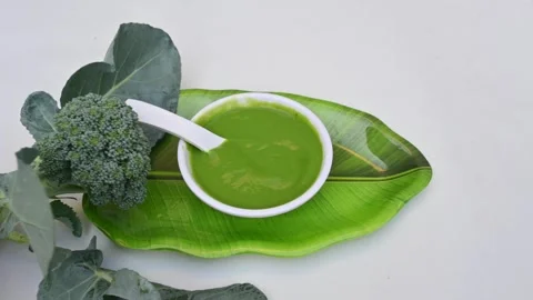 Broccoli soup on white background. Vídeos de archivo 333223922