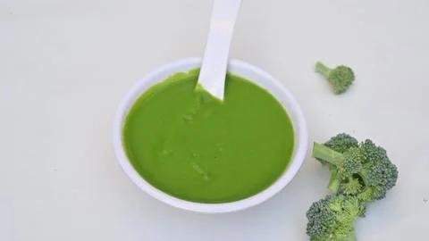 Broccoli soup on white background. Vídeos de archivo 333223930