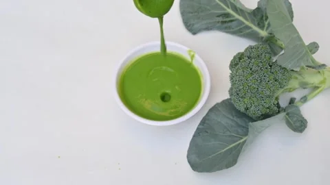 Broccoli soup on white background. Vídeos de archivo 333223932