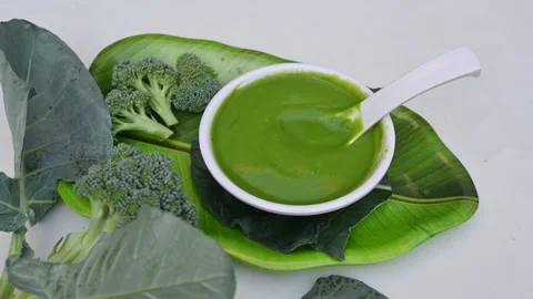 Broccoli soup on white background. Vídeos de archivo 333223950