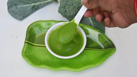 Broccoli soup on white background. Vídeos de archivo 333223951