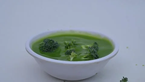 Broccoli soup on white background. Видео 333299196