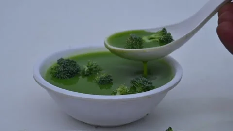 Broccoli soup on white background. Vidéo 333299201