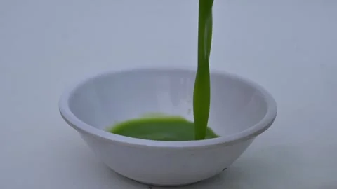 Broccoli soup on white background. Vidéo 333299209