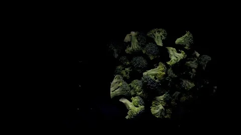Broccoli turning on a black background. Slow motion Vídeo Stock 105346097
