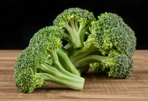 Broccoli on a wooden table Foto stock