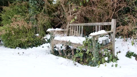 Broken bench covered in snow during winter Vídeo Stock 152373500