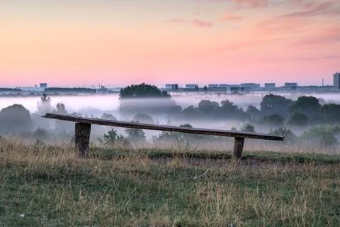 Broken bench dawn vantage point Foto stock