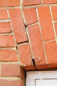 Broken brick arch over window, UK house repairs Foto stock