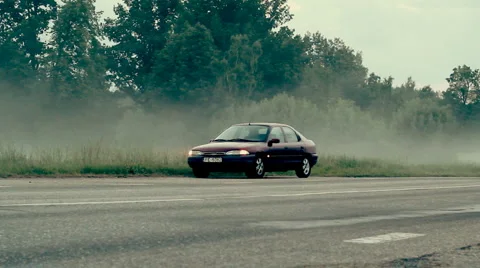 Broken car on misty road Vídeo Stock 7054433