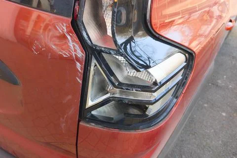 Broken car tail light closeup view of red auto vehicle tail light capturing.. Stock-Fotos
