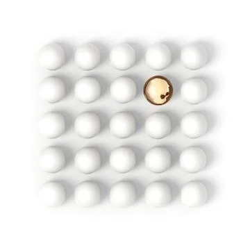 Broken chocolate egg in rows of white eggs 스톡 일러스트