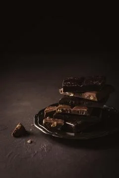 Broken chocolate pieces Foto stock
