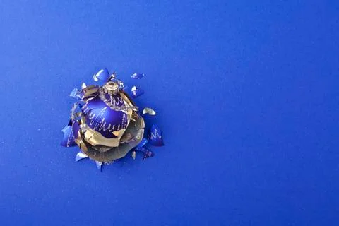 Broken christmas ball Stock-Fotos