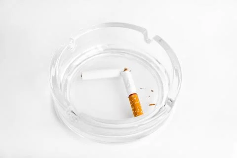 Broken Cigarette in Ashtray closeup Foto stock