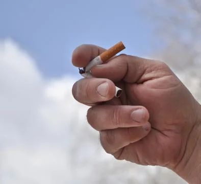 Broken cigarette in his hand Foto stock