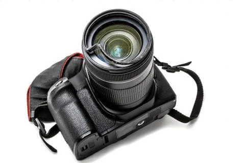 Broken digital SLR camera, dented protective filter on the zoom lens. Will be Stock-Fotos