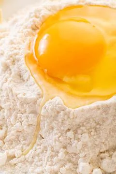Broken egg in flour close-up Foto stock